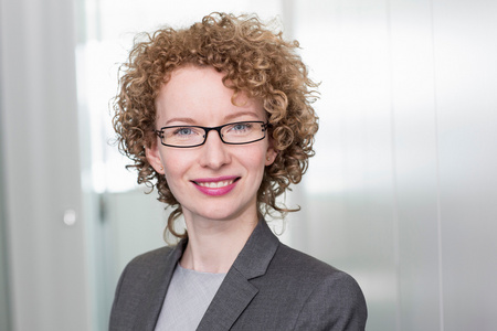 外国人卷发卷发女商人画像照片