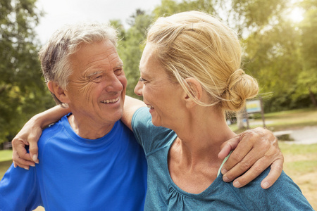 情侣户外面对面拥抱照片