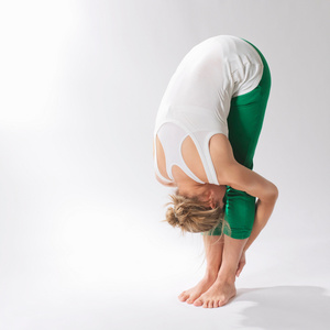 exa女人拉伸强度弯腰女人弯腰系鞋带在运动服放松运动,站后弯腰驼背的