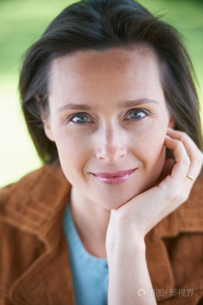 微笑的女人手托下巴照片-正版商用图片0gpm7p-摄图新视界