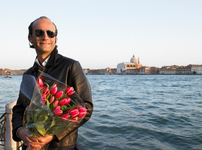 拿花的男人图片