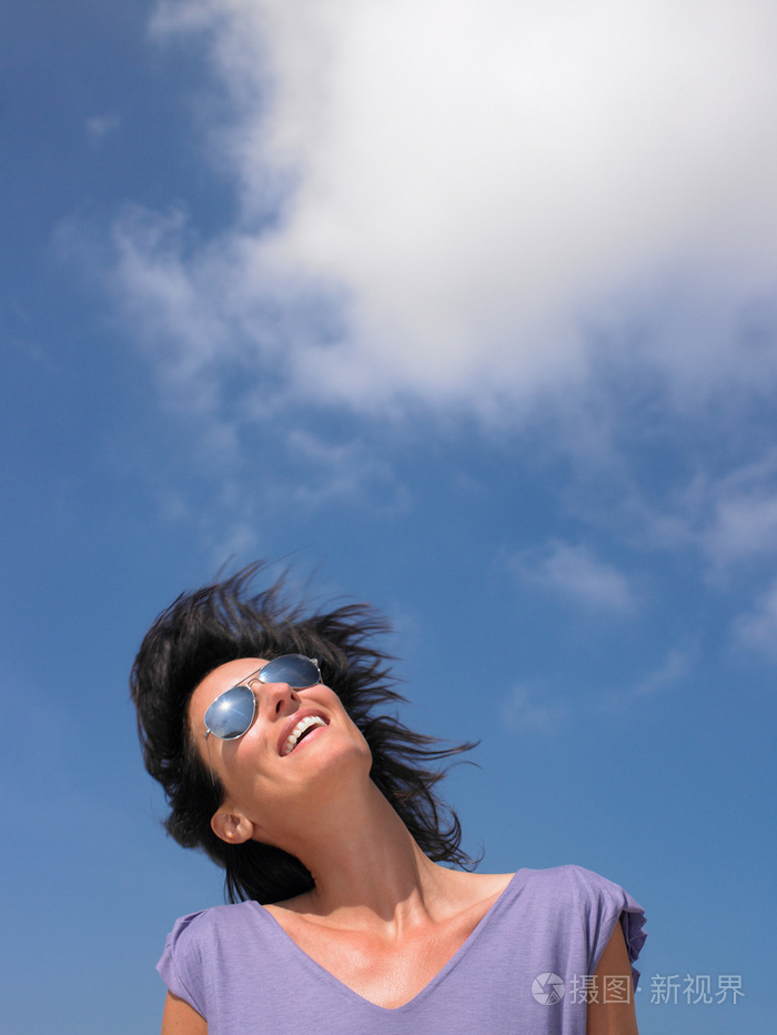 蓝天下女人微笑