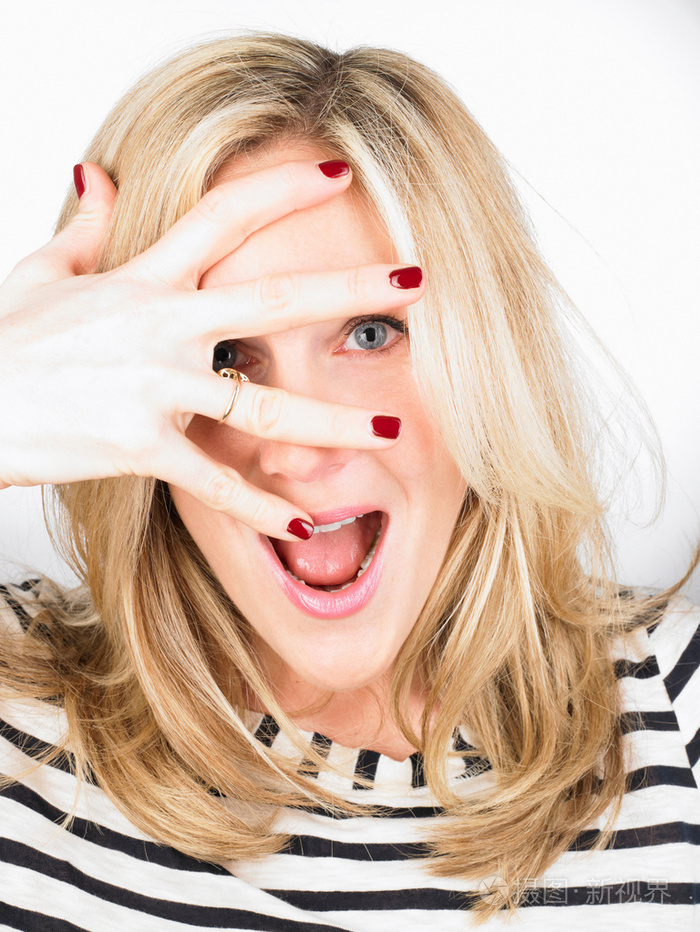 女人用手遮住眼睛