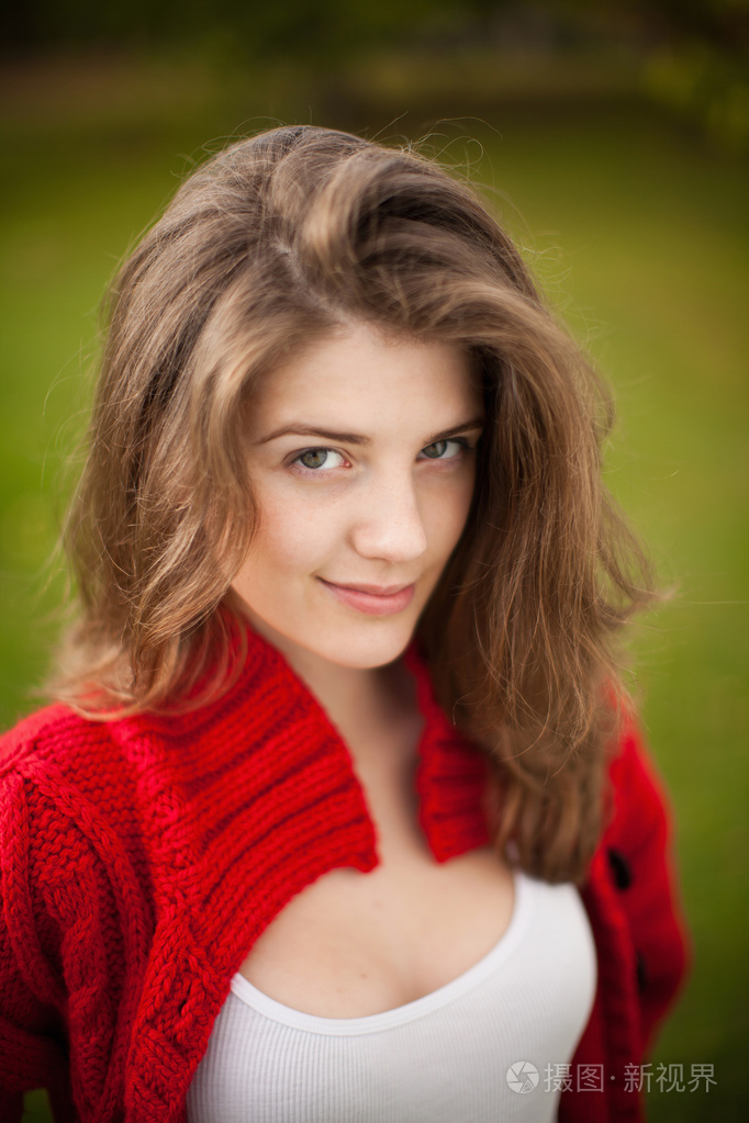 在公园里微笑的少女