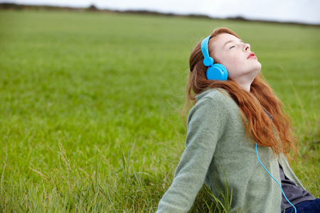 公车上听歌图片