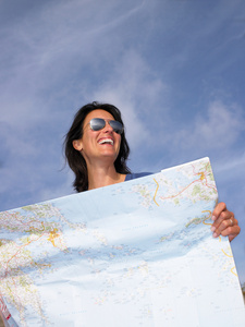 中年人旅游旅游度假看地图的女人照片