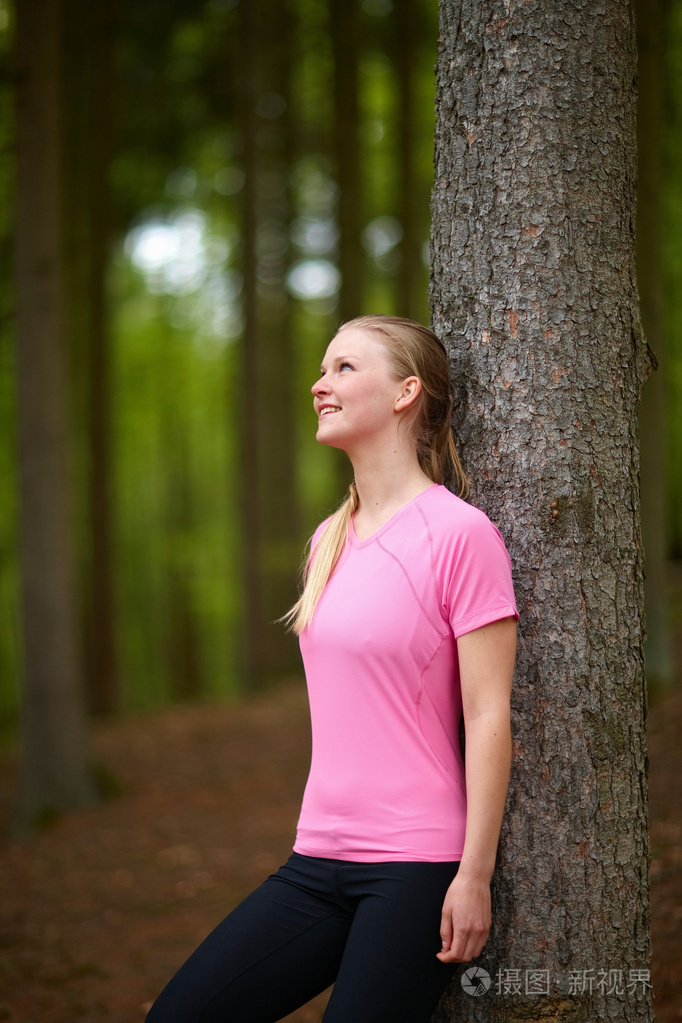 女人背靠着树