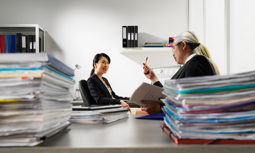 商务人士在办公室交谈照片