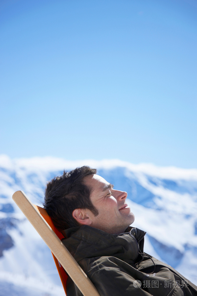 躺在躺椅上的人