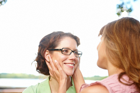 捧着对方的脸照片