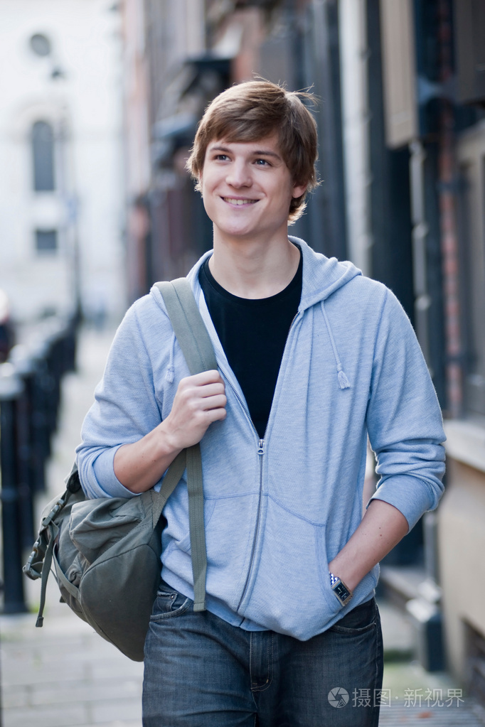 微笑的年轻男性