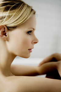 侧面坐着人像图片