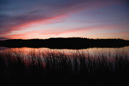 黄昏红天下的湖泊和森林图片