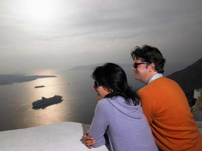 一对夫妇在看风景照片