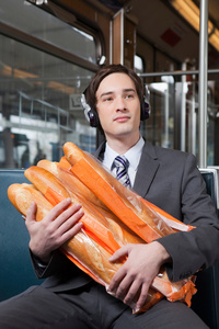 抱着很多面包的商人照片