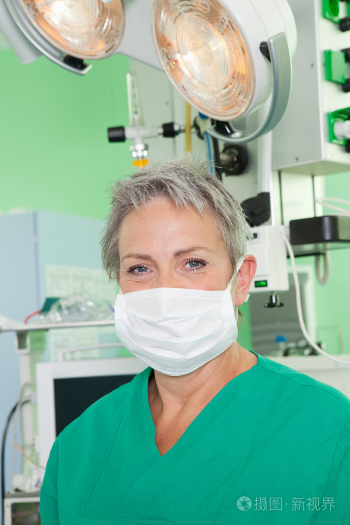 带口罩的女医生