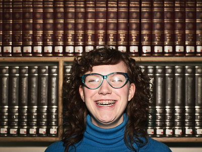 戴眼镜外国人图片