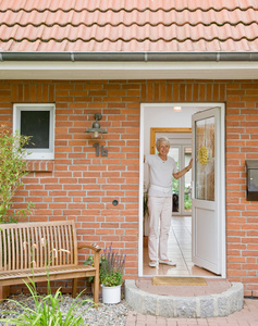 在家门口的女人照片
