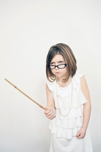 皱眉头的女孩拿着棍子照片