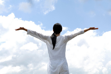 天空人像女人张开双臂对着天空照片