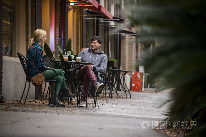 在美国佐治亚州萨凡纳的人行道咖啡馆喝咖啡的夫妇照片-正版商用图片0