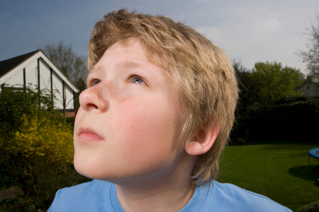 男孩抬头图片