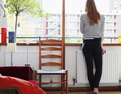 站在窗前的女孩背影照片