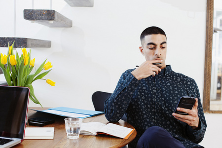 外国人玩智能手机图片