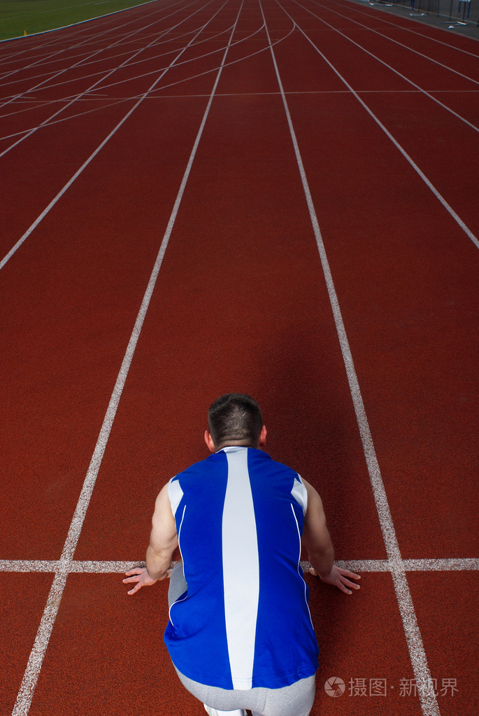 运动员起步后视图
