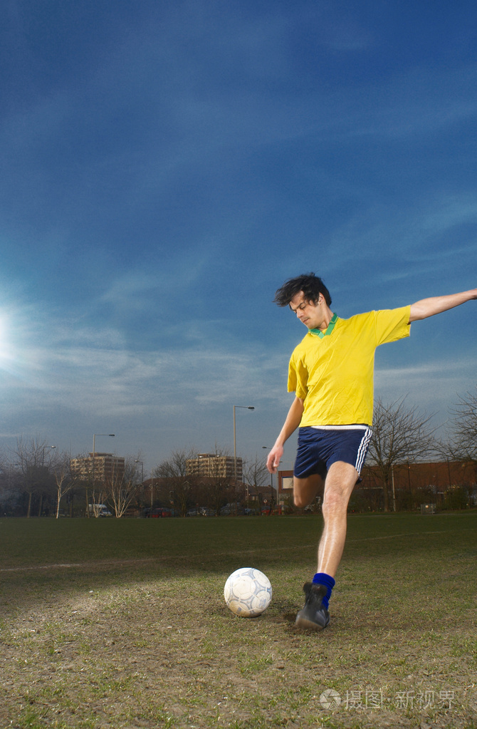 足球运动员踢足球照片-正版商用图片0gpv8h-摄图新视界
