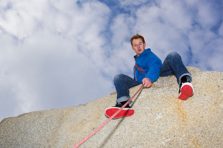 俯视山峰雪山上的登山者照片