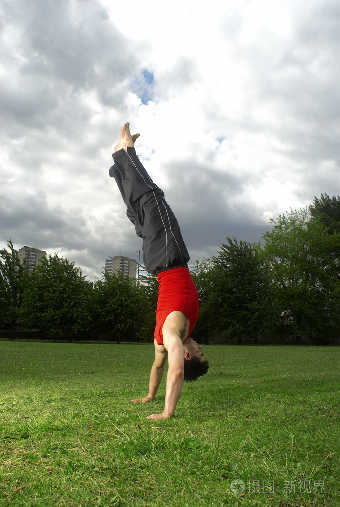 在公园里倒立的男人