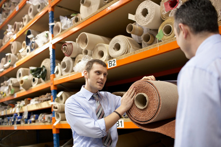 取货两个在仓库里取货的商务人士照片