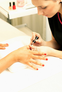 美容师画指甲图片