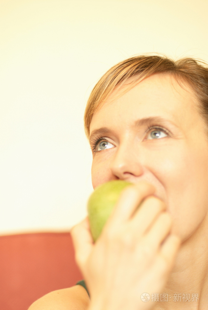 吃青苹果的女人