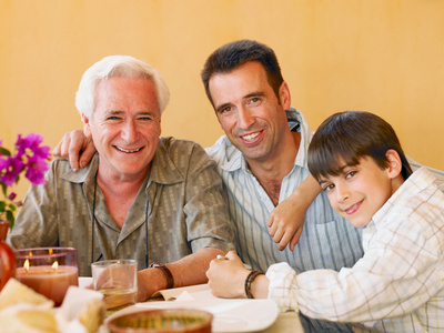 祖孙三代餐桌吃饭照片