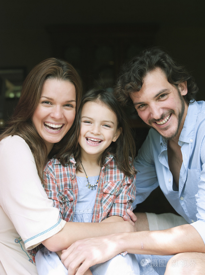 一家三口微笑形象照片-正版商用图片0gpxx4-摄图新视界