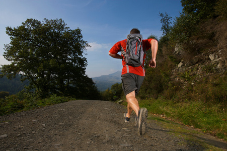 阳光男人奔跑图片