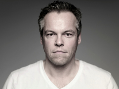 直视的外国男人肖像亲吻男人的脸颊的女人外国人问候握手戴眼镜成熟