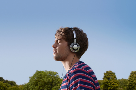 外国人开心耳机戴耳机听歌的男孩照片
