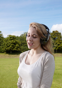 跟着耳机唱歌的女孩照片