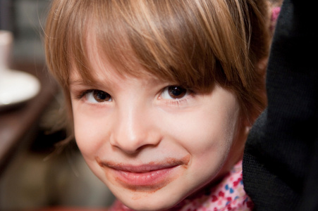 嘴边有巧克力的女孩 照片