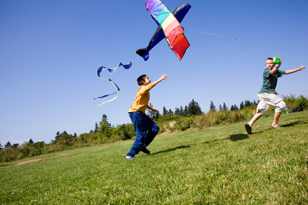 两个男孩一起放风筝图片