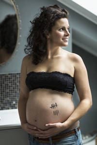 孕妇腹部有数字画的妇女肖像图片