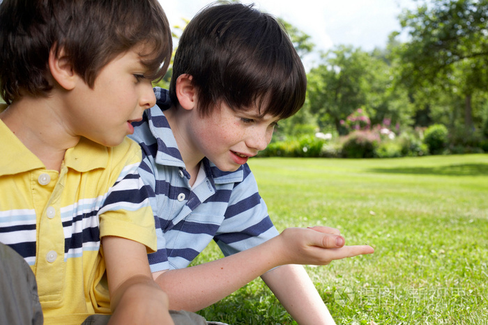 孩子们在花园里玩耍