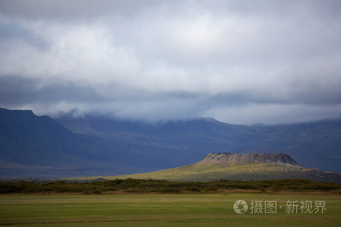 乡村景观中的火山口