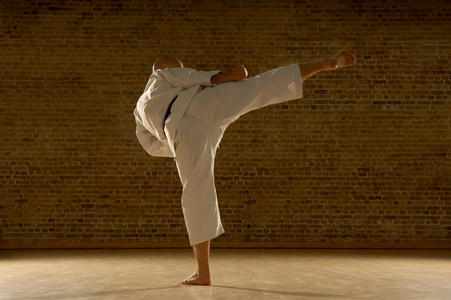 空手道男子踢腿照片