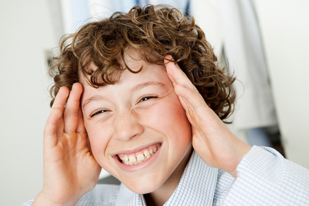 滑稽的男孩的脸图片