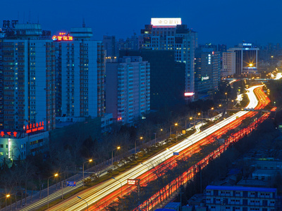 城市夜间交通的延时视图图片