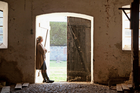 女人站在门口的轻奢站在乡间小屋门口的女人站在验光师门口的人站在